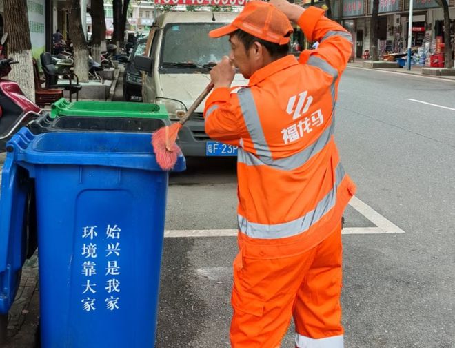 银河国际官网在废弃床垫中发现十几捆百元现金问天问地拿不到？乐昌街坊快来看看「雷锋(图2)