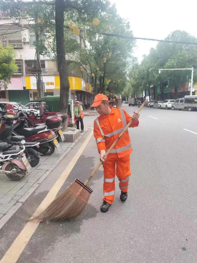 银河国际官网在废弃床垫中发现十几捆百元现金问天问地拿不到？乐昌街坊快来看看「雷锋(图1)