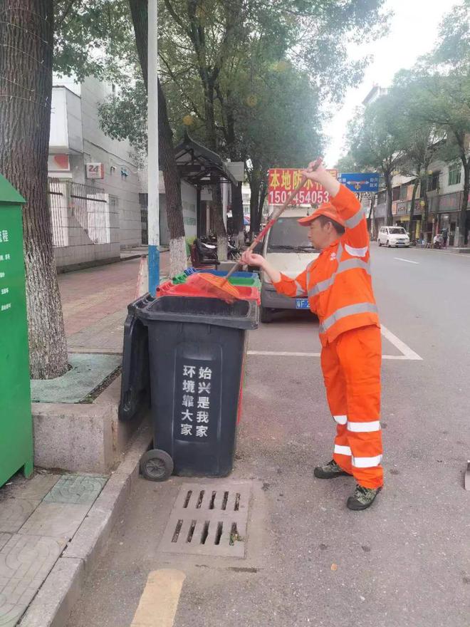 银河国际官网在废弃床垫中发现十几捆百元现金问天问地拿不到？乐昌街坊快来看看「雷锋(图4)